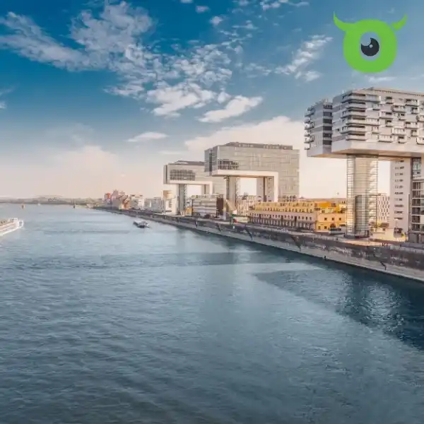 Köln, Kranhäuser am Rhein: Klebeband mit Logo bedrucken bei Tapemonster.