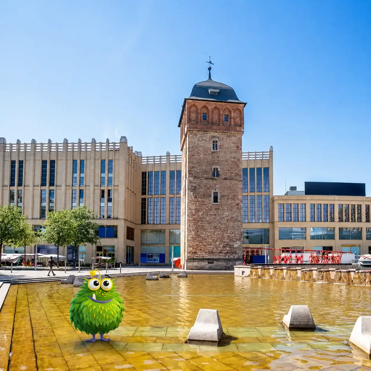 Bedrucktes Klebeband mit Logo für Chemnitzer Unternehmen – Tapemonster-Maskottchen Möh am Karl-Marx-Monument mit individuell bedruckter Klebebandrolle